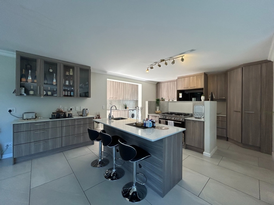 To Let 4 Bedroom Property for Rent in Sandown Western Cape